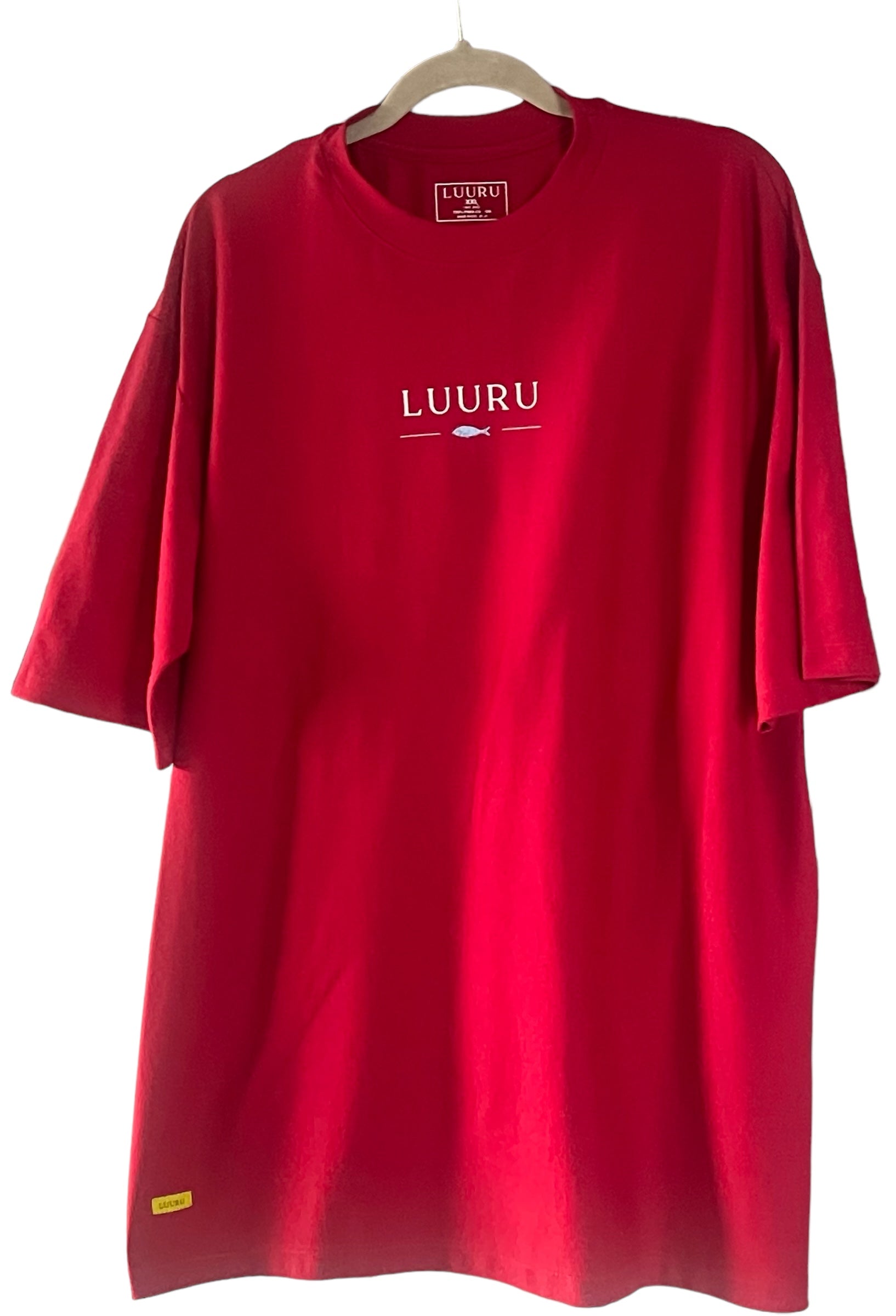 Unisex oversized t-shirt with ocean-inspired design in Pima cotton
Camiseta no genero oversize con ilustración pequeña de pez y estilo relajado