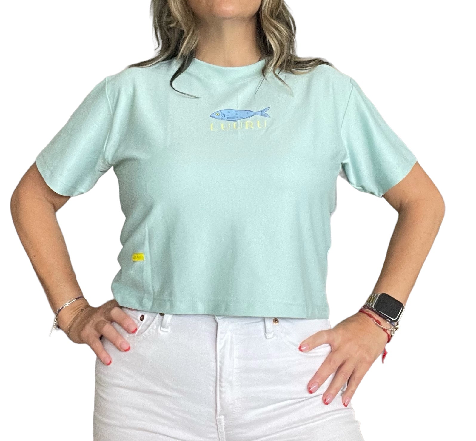 100% Pima cotton women’s crop top with a small fish illustration on the chest. Ultra-soft and lightweight, ideal for effortless, everyday wear with a coastal twist.
Crop top de mujer en algodón Pima 100%, con un pequeño dibujo de pez en el pecho. Súper suave y liviana, perfecta para un look relajado con inspiración costera.