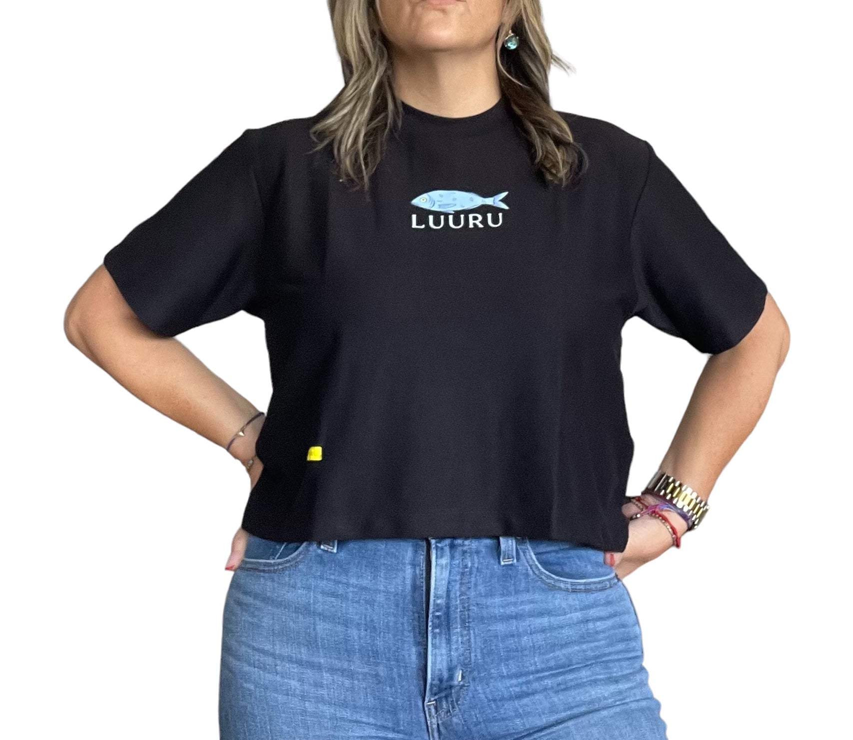 100% Pima cotton women’s crop top with a small fish illustration on the chest. Ultra-soft and lightweight, ideal for effortless, everyday wear with a coastal twist.
Crop top de mujer en algodón Pima 100%, con un pequeño dibujo de pez en el pecho. Súper suave y liviana, perfecta para un look relajado con inspiración costera.