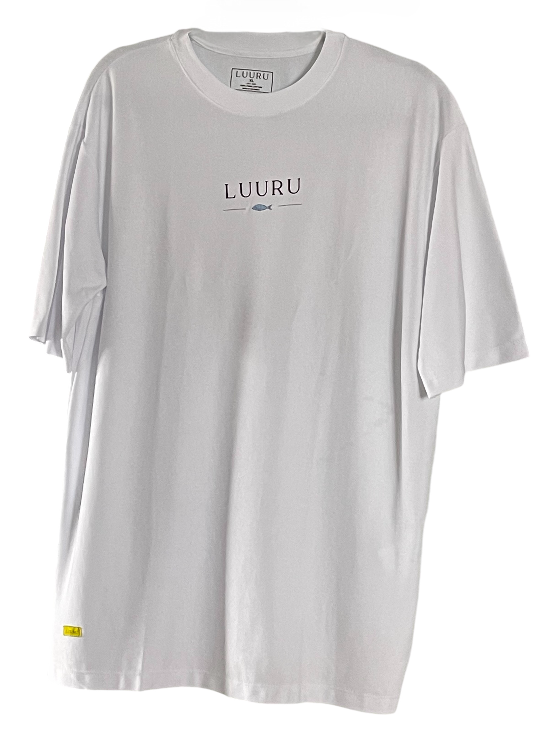 Camiseta oversized de algodón Pima LUURU con gráfico de pez discreto
Gender-neutral Relaxed-fit Pima cotton t-shirt with small fish illustration and LUURU logo
