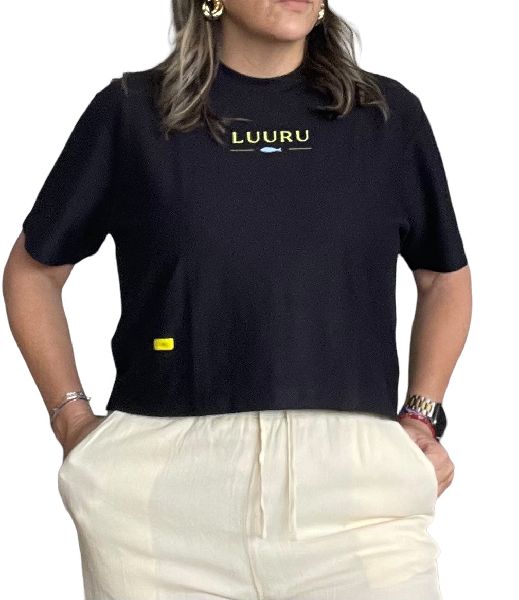 Camiseta crop de algodón Pima para mujer con logo LUURU y pez pequeño
Soft Pima cotton crop top with small centered fish design for women