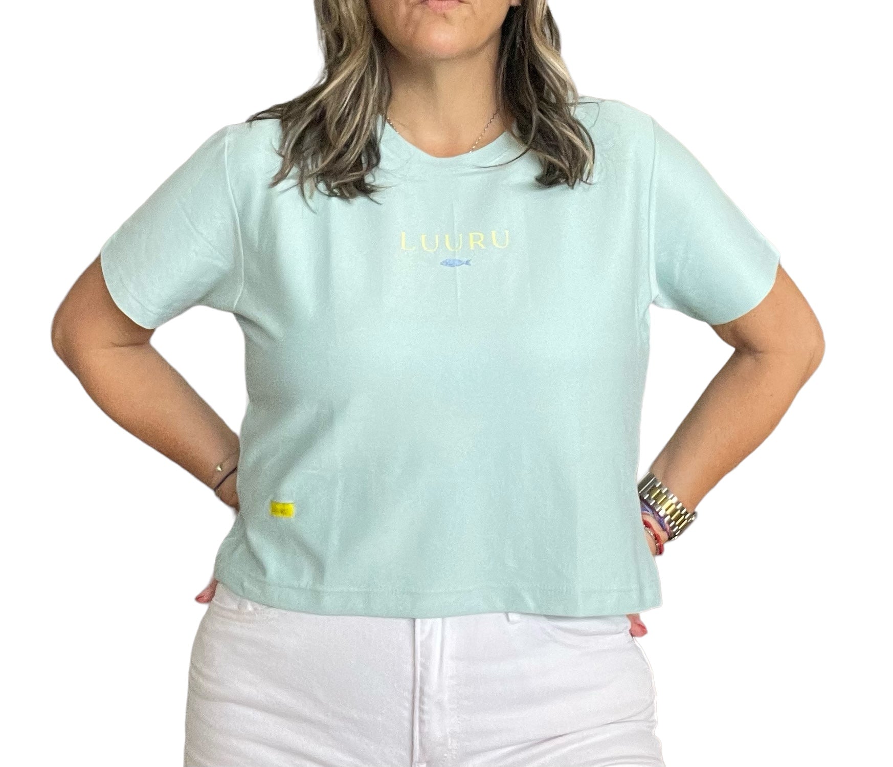 Camiseta de mujer oversize crop de algodón Pima con logo y pez decorativo
Crop top for women with LUURU logo and subtle fish graphic