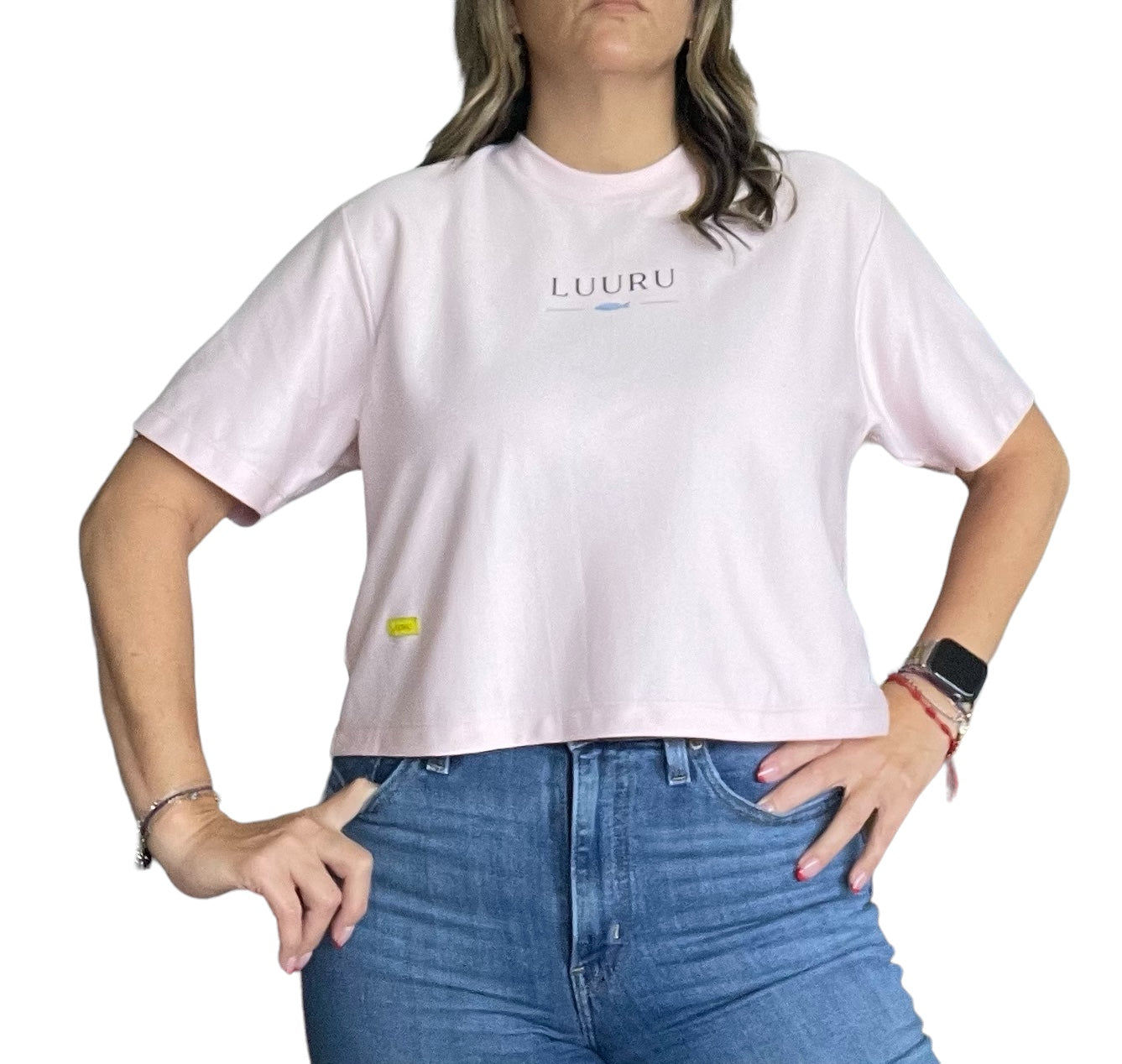 Camiseta crop de mujer 100% algodón Pima con pequeño diseño de pez
crop top for women with LUURU logo and subtle fish graphic