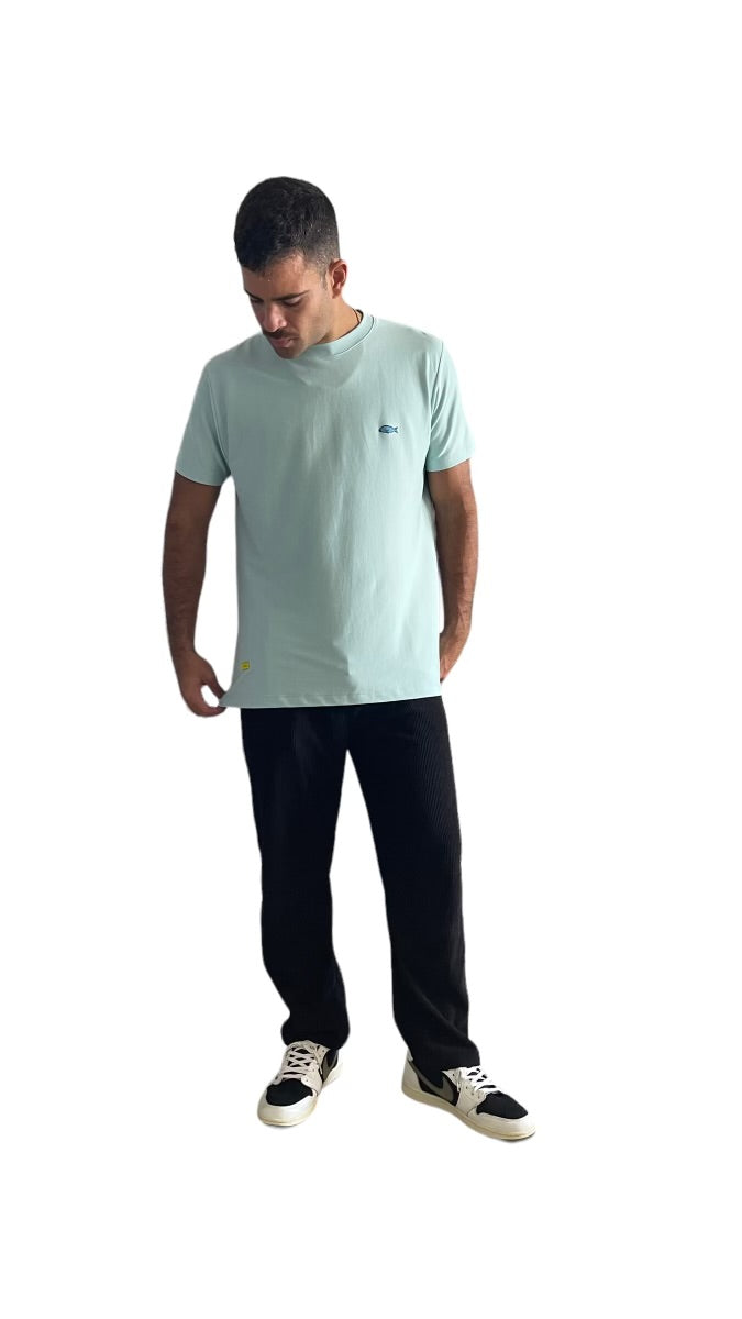 Men’s T-shirt made from 100% Pima cotton for superior softness, durability, and breathability. A premium essential designed for everyday comfort and timeless style.
Camiseta de hombre 100% algodón Pima, reconocida por su suavidad, durabilidad y frescura. Una prenda básica de alta calidad para uso diario con estilo clásico.
