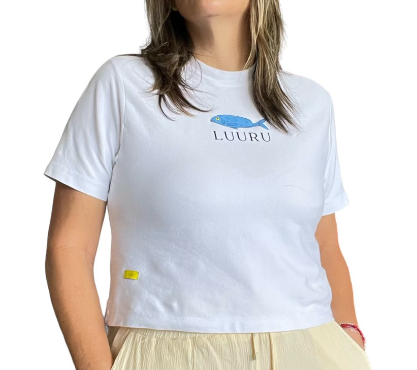 Women’s cropped T-shirt made from 100% Pima cotton, featuring a minimalist fish graphic on the chest. Soft, breathable, and designed for comfort with a touch of ocean-inspired style.
Camiseta corta de mujer 100% algodón Pima con un diseño minimalista de pez en el pecho. Suave, fresca y perfecta para un estilo relajado con esencia marina.