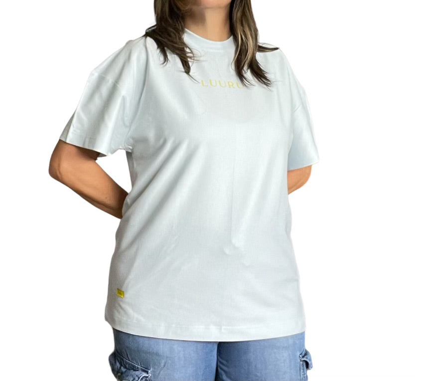 Camiseta unisex oversized de color blanco, confeccionada en 100% algodón Pima. Presenta un gran gráfico de pez azul con ojo amarillo en la parte trasera. Tela suave y transpirable con ajuste holgado para mayor comodidad y estilo.
White oversized unisex t-shirt made from 100% Pima cotton, featuring a large blue fish graphic with a yellow eye printed on the back. Soft, breathable fabric with a relaxed fit for maximum comfort and style.