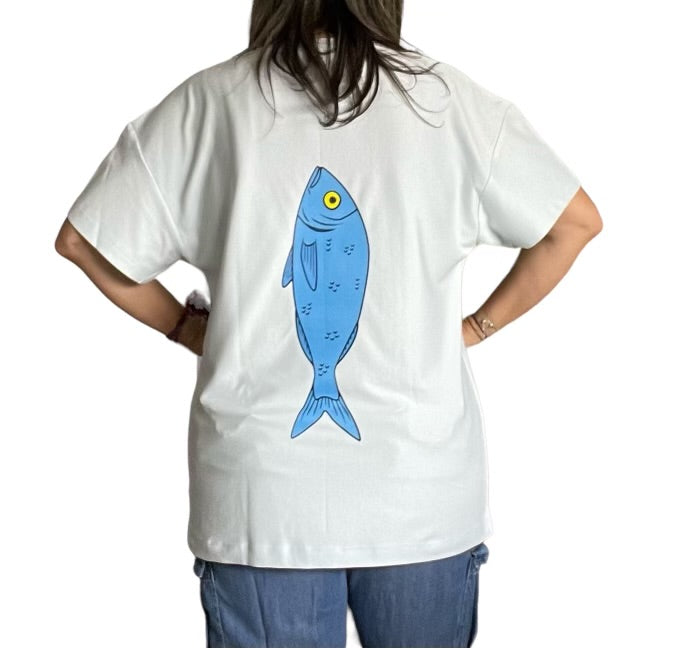 White oversized unisex t-shirt made from 100% Pima cotton, featuring a large blue fish graphic with a yellow eye printed on the back. Soft, breathable fabric with a relaxed fit for maximum comfort and style.
Camiseta unisex oversized de color blanco, confeccionada en 100% algodón Pima. Presenta un gran gráfico de pez azul con ojo amarillo en la parte trasera. Tela suave y transpirable con ajuste holgado para mayor comodidad y estilo.