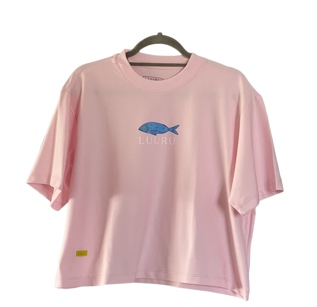 Women’s cropped T-shirt made from 100% Pima cotton, featuring a minimalist fish graphic on the chest. Soft, breathable, and designed for comfort with a touch of ocean-inspired style.
Camiseta corta de mujer 100% algodón Pima con un diseño minimalista de pez en el pecho. Suave, fresca y perfecta para un estilo relajado con esencia marina.