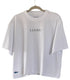 White women’s cropped t-shirt made from 100% Pima cotton, featuring the brand name “LUURU” printed in black on the chest and a small blue fish graphic on the lower front hem. Designed with a relaxed, oversized fit for comfort and softness.
Camiseta corta para mujer de color blanco, confeccionada en 100% algodón Pima. Lleva el nombre de la marca “LUURU” estampado en negro en el centro del pecho y un pequeño gráfico de pez azul en el bajo delantero. Diseño amplio y relajado que ofrece suavidad y comodidad