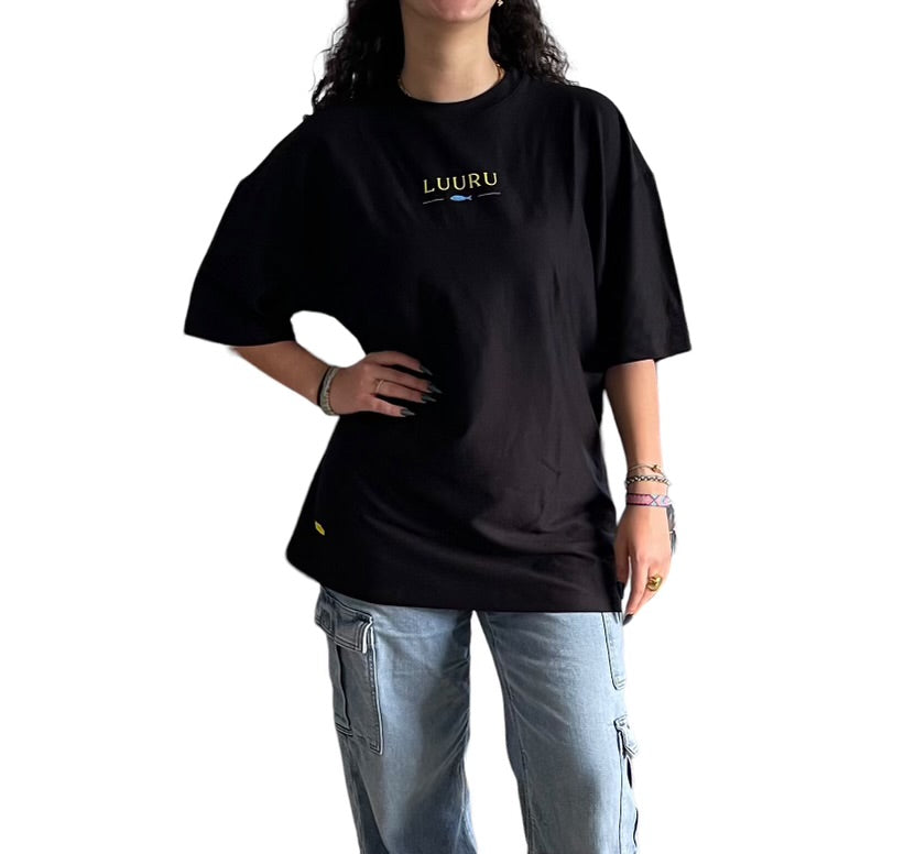 Camiseta oversize unisex en algodón Pima con detalle marino minimalista
Minimalist unisex oversized Pima cotton shirt with small fish print