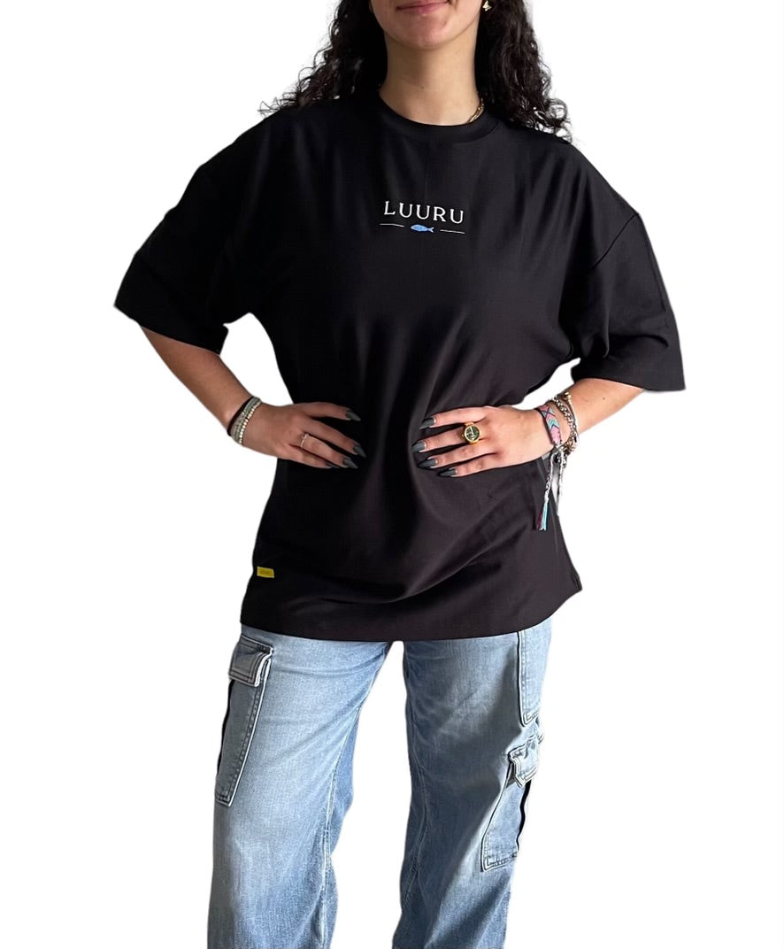 Loose-fit unisex t-shirt made from soft Pima cotton with marine detail
Camiseta de corte amplio para todos con pequeño pez azul estampado