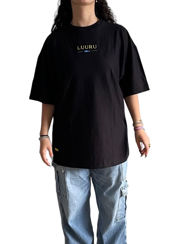 Camiseta básica oversize con diseño de pez sutil y algodón Pima premium
Pima cotton oversized tee featuring LUURU branding and small fish icon