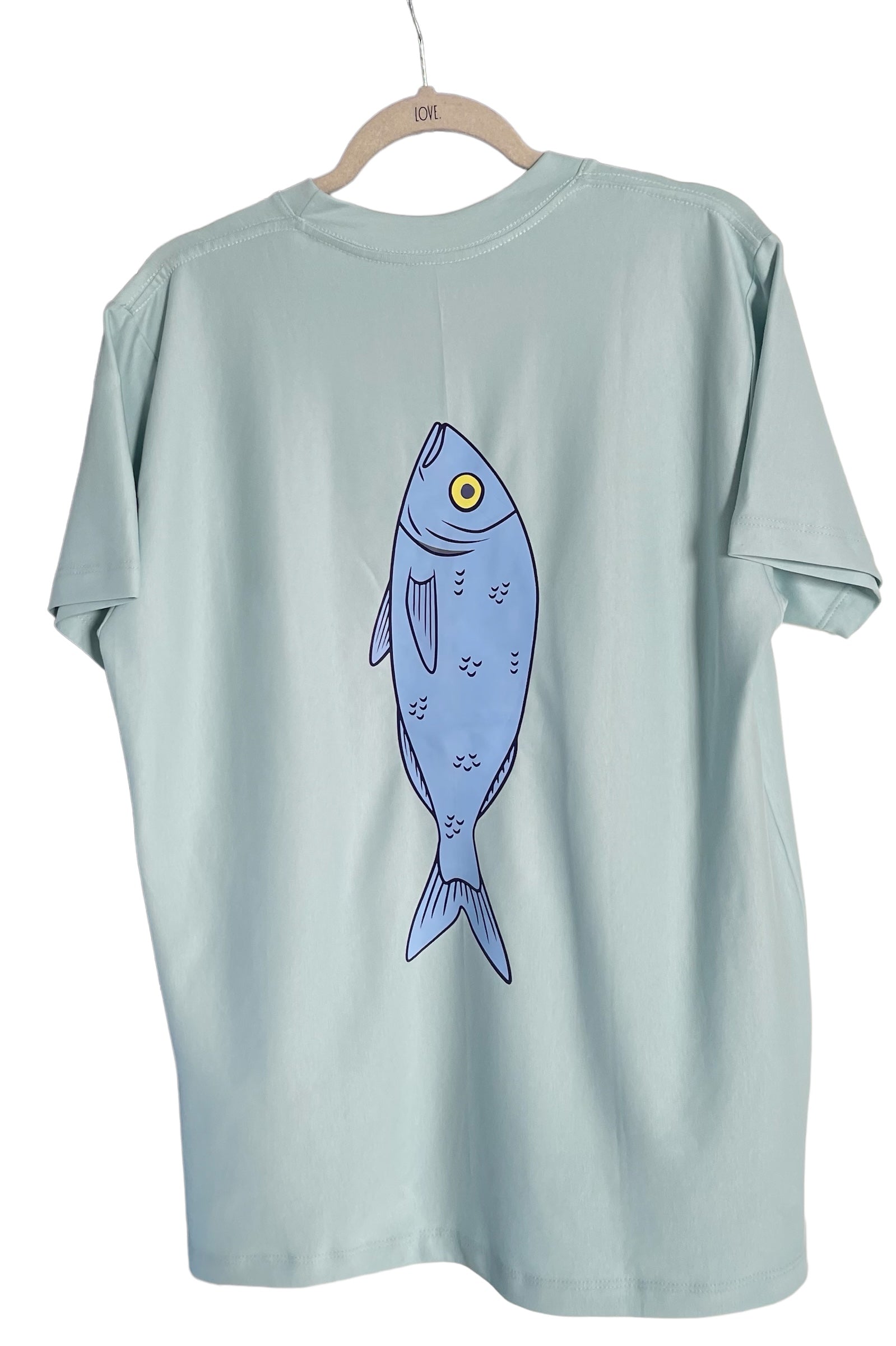 Gernder-neutal basic 100% Pima cotton t-shirt with large fish design
Camiseta unisex basica de algodon Pima con diseño oceánico llamativo
