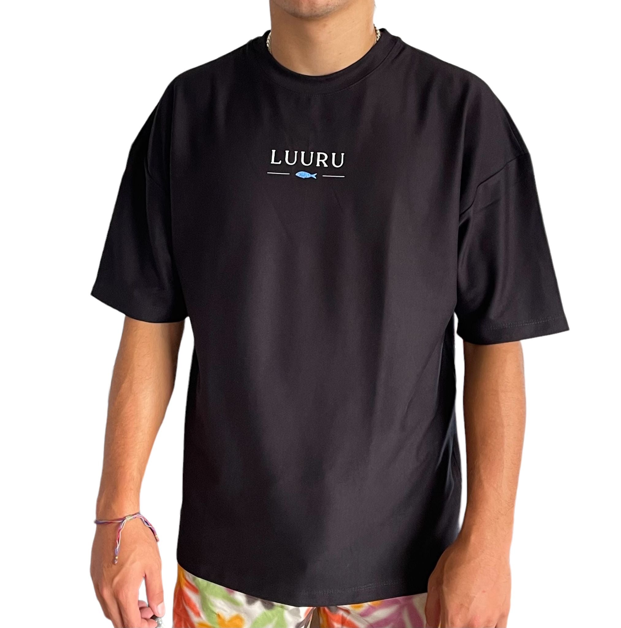 Black LUURU oversized tee with subtle blue fish graphic and logo
Camiseta negra de algodón Pima con logo LUURU y gráfico de pez pequeño