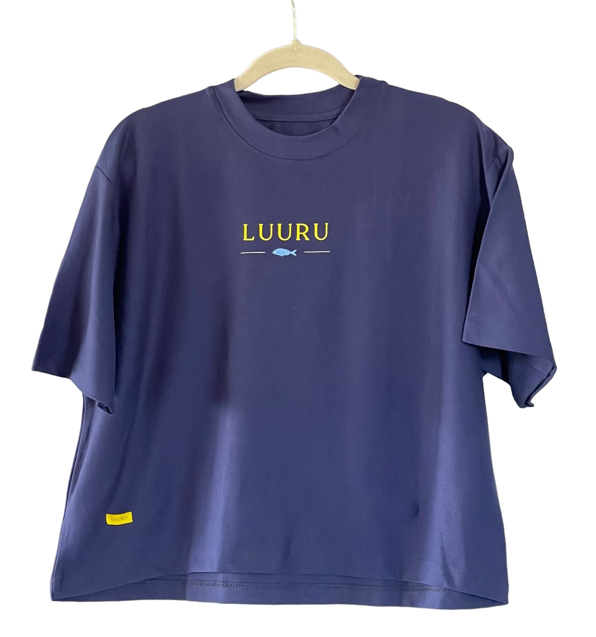 Camiseta crop de mujer 100% algodón Pima con pequeño diseño de pez
Women’s Pima cotton crop tee with small blue fish and minimalist branding