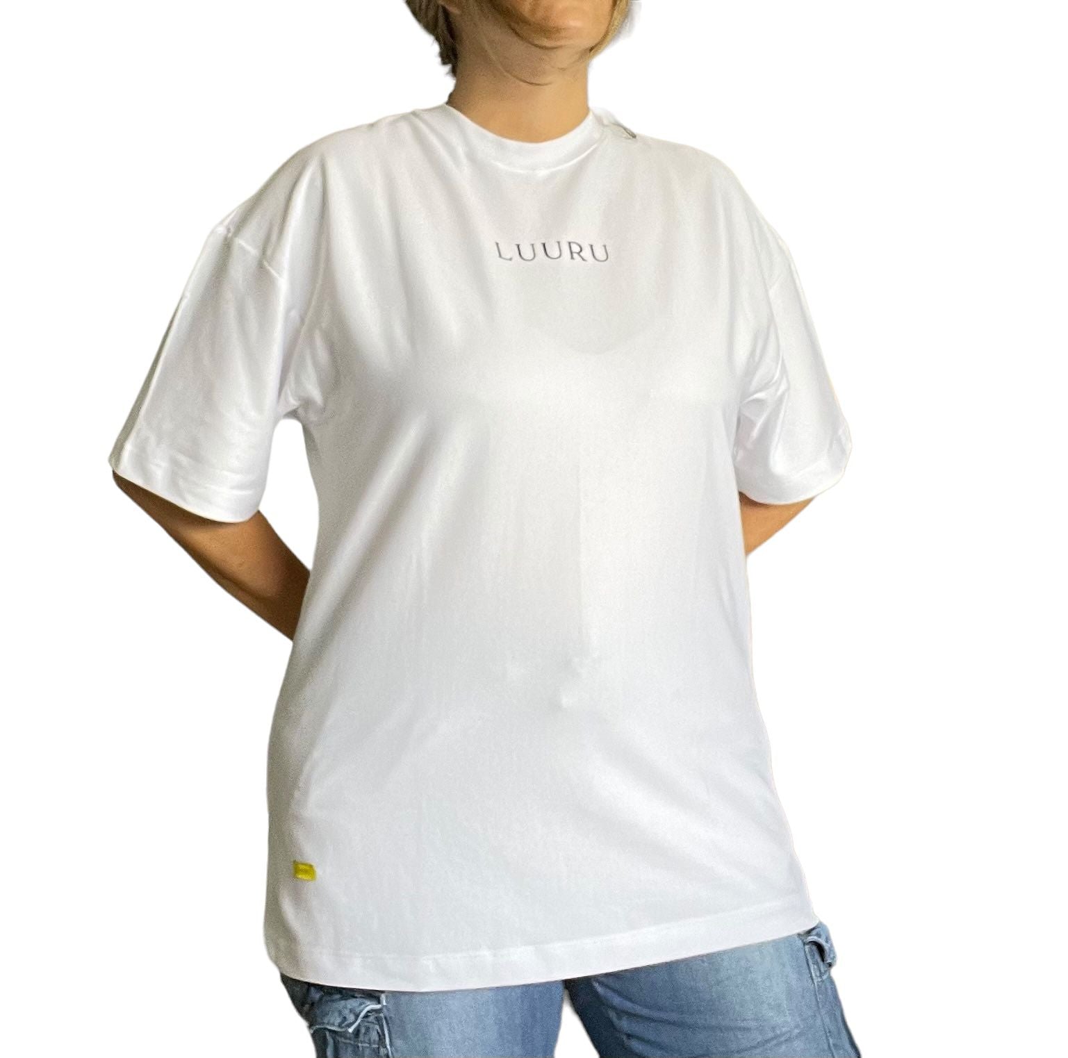 White oversized unisex t-shirt made from 100% Pima cotton, featuring a large blue fish graphic with a yellow eye printed on the back. Soft, breathable fabric with a relaxed fit for maximum comfort and style.
Camiseta unisex oversized de color blanco, confeccionada en 100% algodón Pima. Presenta un gran gráfico de pez azul con ojo amarillo en la parte trasera. Tela suave y transpirable con ajuste holgado para mayor comodidad y estilo.