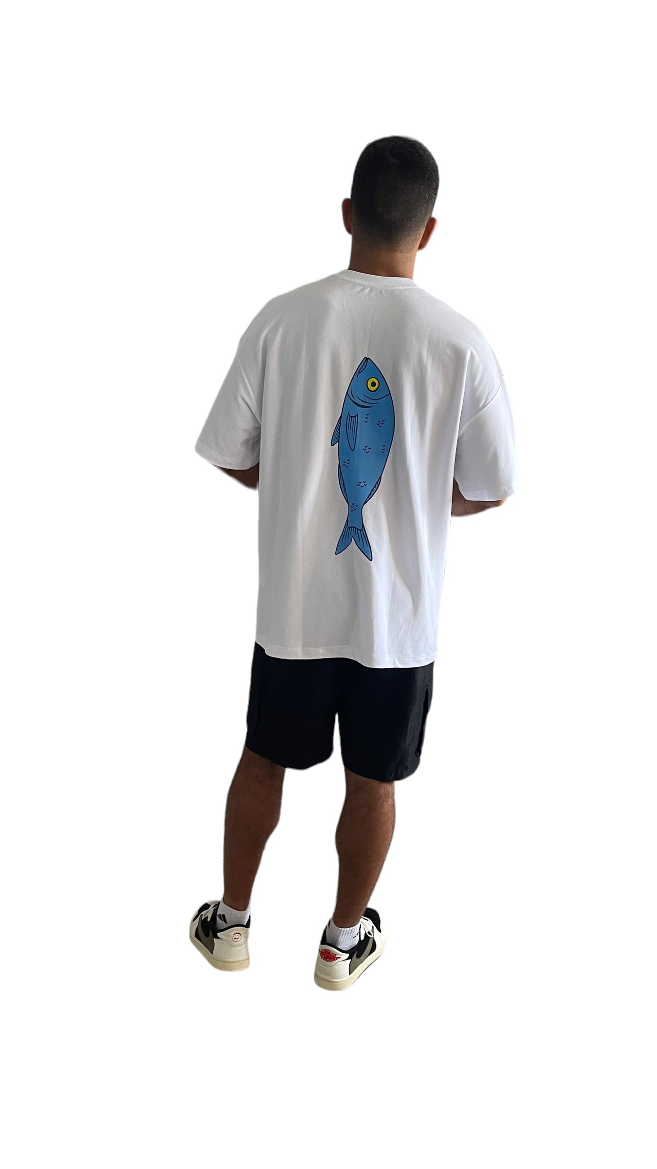 Camiseta unisex oversized de color blanco, confeccionada en 100% algodón Pima. Presenta un gran gráfico de pez azul con ojo amarillo en la parte trasera. Tela suave y transpirable con ajuste holgado para mayor comodidad
White oversized unisex t-shirt made from 100% Pima cotton, featuring a large blue fish graphic with a yellow eye printed on the back. Soft, breathable fabric with a relaxed fit for maximum comfort and style.