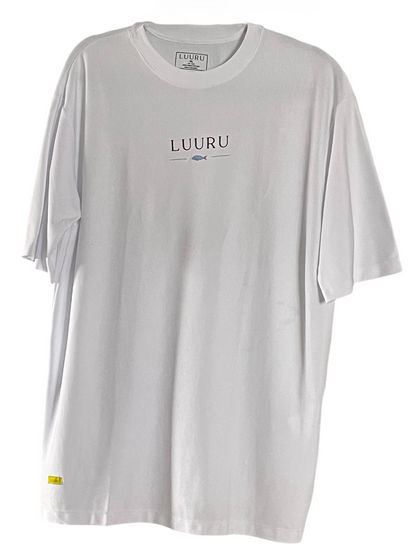 Camiseta oversized de algodón Pima LUURU con gráfico de pez discreto
Gender-neutral Relaxed-fit Pima cotton t-shirt with small fish illustration and LUURU logo