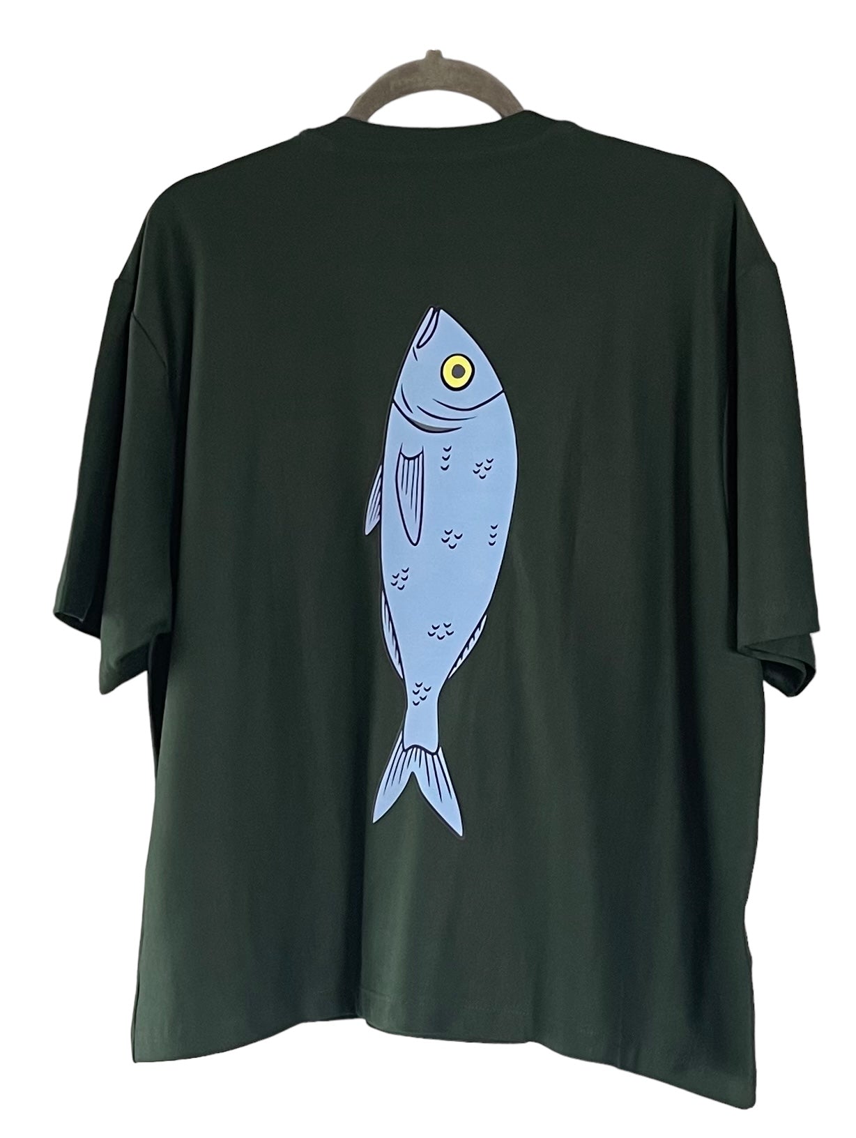 Camiseta oversize crop unisex de algodon Pima 100% con diseño de pez
Oversized crop unisex t-shirt made of 100% Pima cotton with a fish design