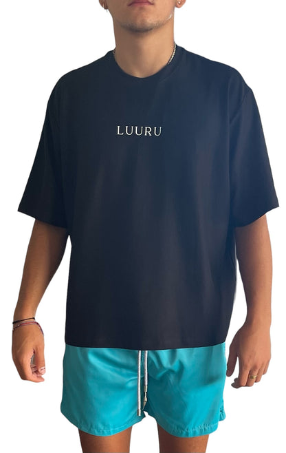 Camiseta oversize crop unisex de algodon Pima 100%
Oversized crop unisex t-shirt made of 100% Pima cotton
