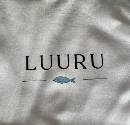 Camiseta ligera unisex 100% Pima con pequeño diseño de pez en el pecho
Unisex Pima cotton shirt with a discreet fish illustration