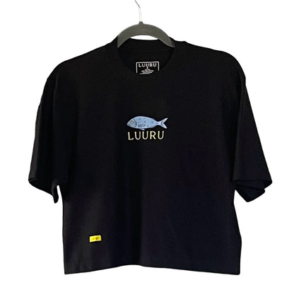 100% Pima cotton women’s crop top with a small fish illustration on the chest. Ultra-soft and lightweight, ideal for effortless, everyday wear with a coastal twist.
Crop top de mujer en algodón Pima 100%, con un pequeño dibujo de pez en el pecho. Súper suave y liviana, perfecta para un look relajado con inspiración costera.