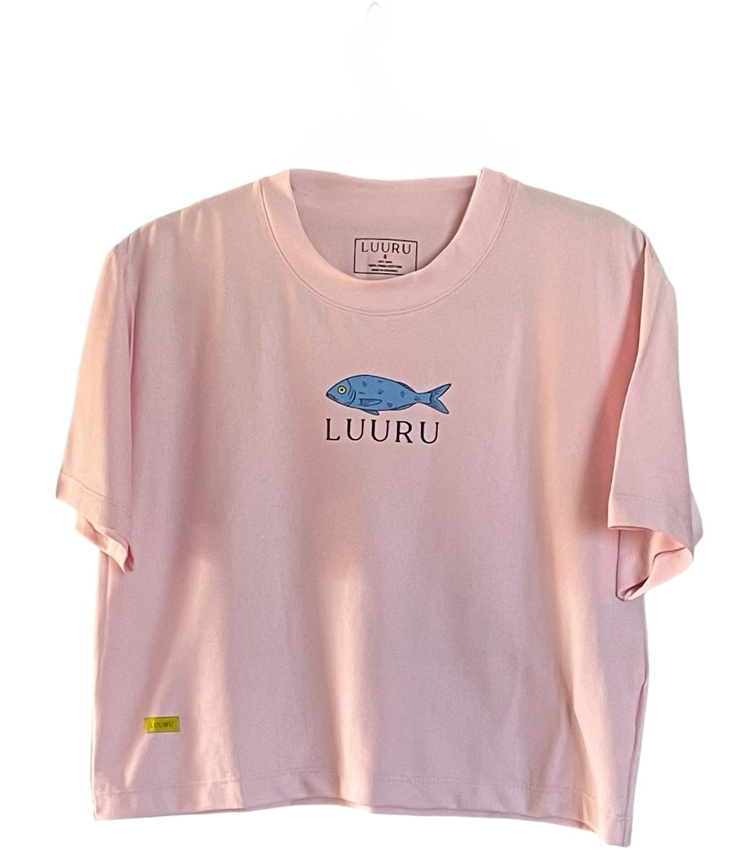 100% Pima cotton women’s crop top with a small fish illustration on the chest. Ultra-soft and lightweight, ideal for effortless, everyday wear with a coastal twist.
Crop top de mujer en algodón Pima 100%, con un pequeño dibujo de pez en el pecho. Súper suave y liviana, perfecta para un look relajado con inspiración costera.