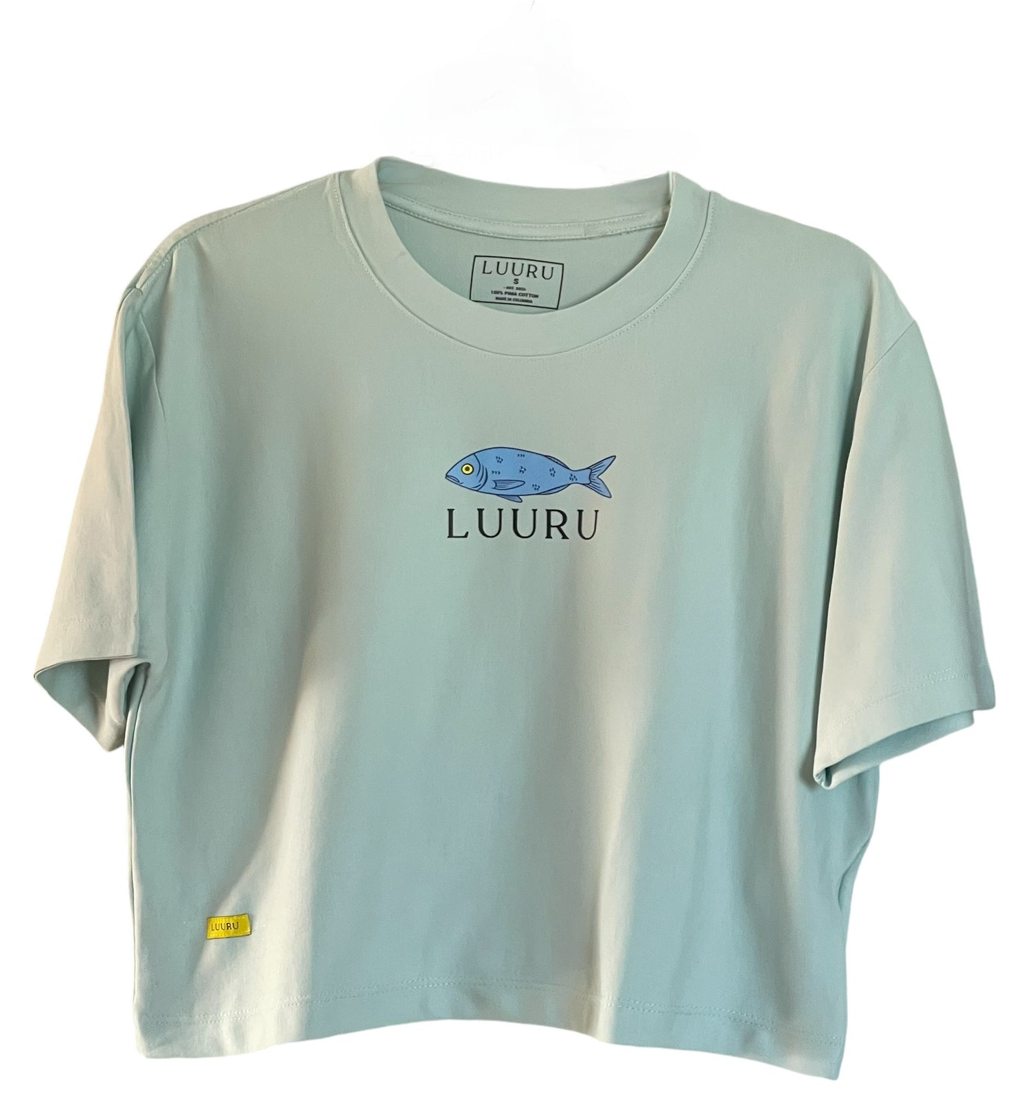 100% Pima cotton women’s crop top with a small fish illustration on the chest. Ultra-soft and lightweight, ideal for effortless, everyday wear with a coastal twist.
Crop top de mujer en algodón Pima 100%, con un pequeño dibujo de pez en el pecho. Súper suave y liviana, perfecta para un look relajado con inspiración costera.
