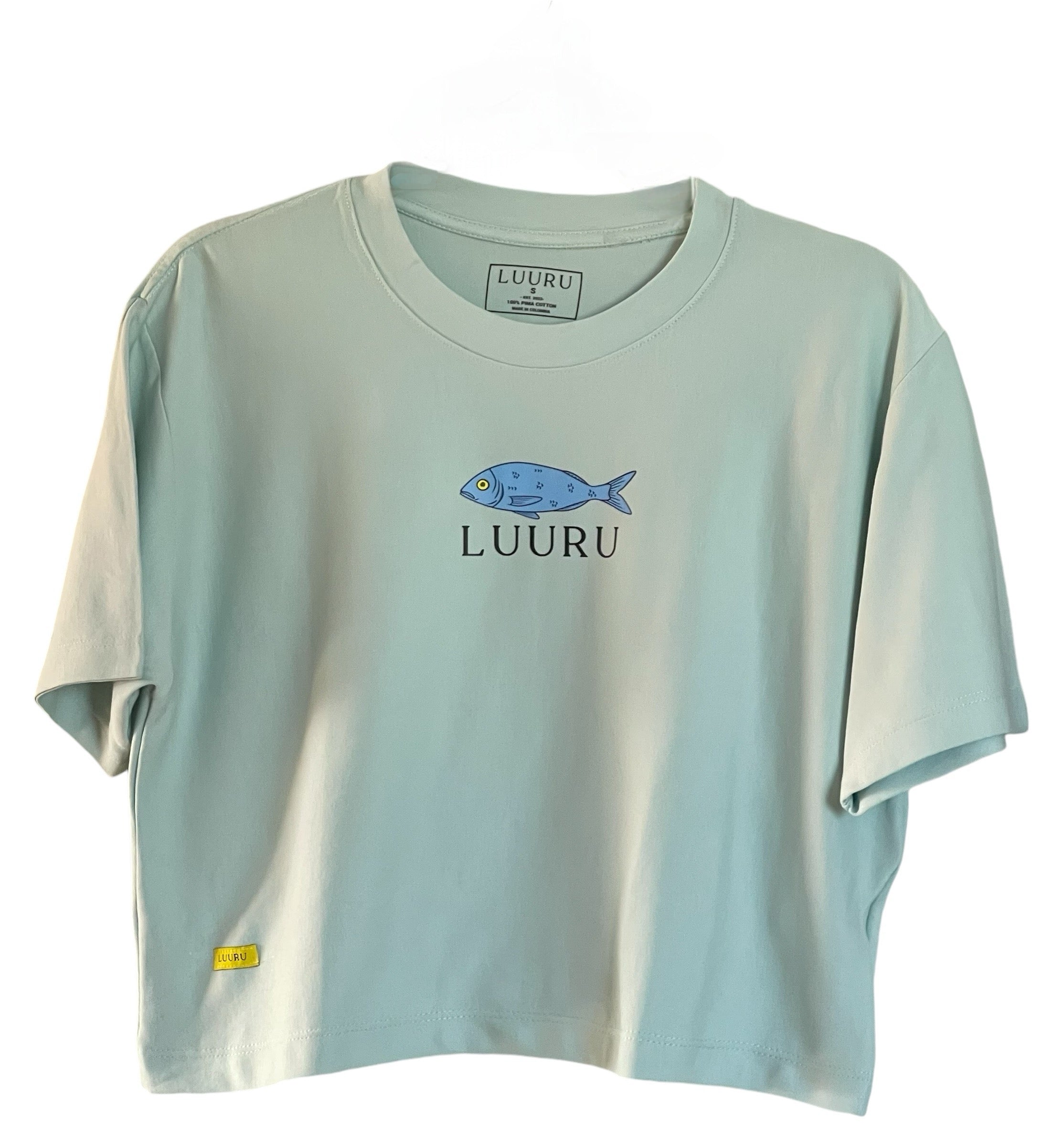 100% Pima cotton women’s crop top with a small fish illustration on the chest. Ultra-soft and lightweight, ideal for effortless, everyday wear with a coastal twist.
Crop top de mujer en algodón Pima 100%, con un pequeño dibujo de pez en el pecho. Súper suave y liviana, perfecta para un look relajado con inspiración costera.